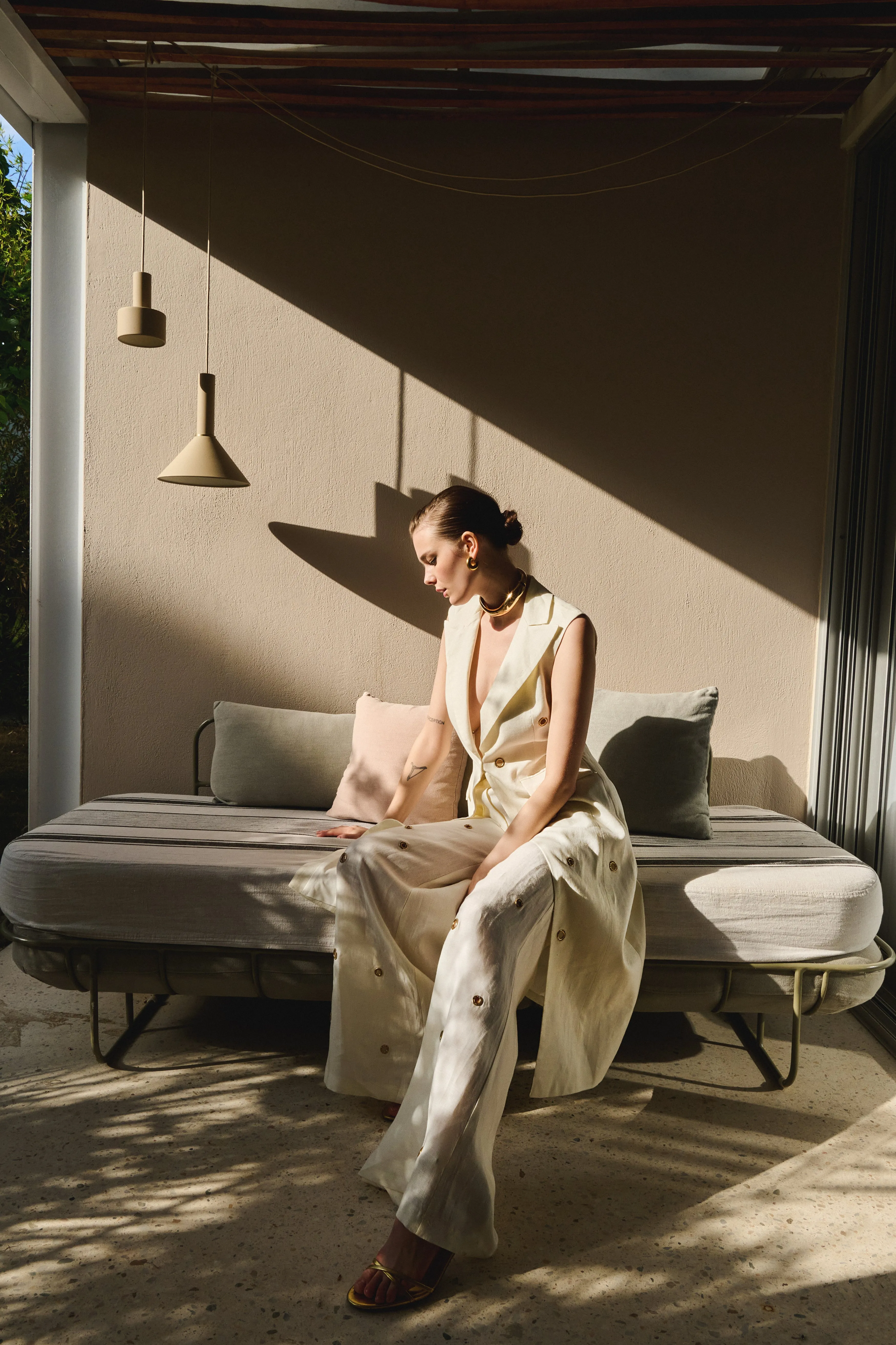 Vest in Linen with Gold Rings